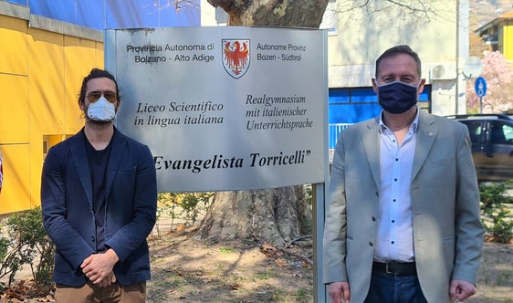 "In die Zukunft der Jugend investieren": Landesrat Massimo Bessone (r.) und Ressortdirektor Davide Gemmellaro beim Lokalaugenschein vor dem italienischsprachigen Realgymnasium "E. Torricelli" in Bozen. (Foto: LPA)