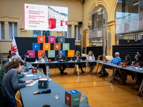 Per quanto riguarda l'edilizia abitativa, il presidente della Provincia Arno Kompatscher ha parlato di una delle maggiori sfide sociali. La Provincia sta adottando misure mirate per recuperare alloggi e sta investendo in alloggi in affitto a prezzi accessibili, nel contenimento dei prezzi e in una regolamentazione più severa degli affitti turistici. (Foto: USP/Fabio Brucculeri)