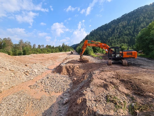 Lavori in corso anche suI rio Ciamaor (San Vigilio di Marebbe). Quattro escavatori sono in azione per rimuovere, gradualmente, circa 15.000-20.000 metri cubi di materiale detritico. (Foto: Ufficio Sistemazione bacini montani nord)