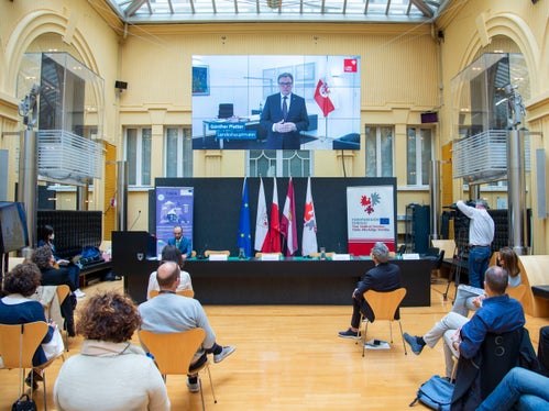 Dal prossimo anno le nostre concittadine ed i nostri concittadini, ma anche i nostri ospiti avranno grazie a TINIA un bollettino meteo dell’Euregio completo, ha detto nel suo intervento il capitano del Tirolo Platter (Foto: ASP/Fabio Brucculeri)
