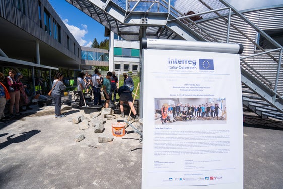 Il viaggio studio "Dolomiti Live" ha portato anche a Lienz per il progetto "Restauro di antiche mura": l'arte del restauro sta assumendo sempre più importanza e la conoscenza di queste tecniche è un bene culturale che va preservato. (Foto: ASP/Michael Mair am Tinkhof)