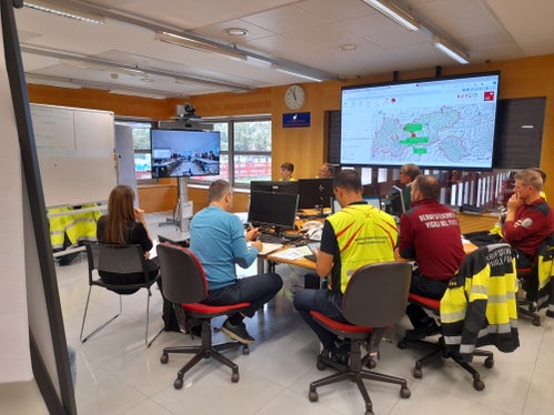 Teil der zweitägigen grenzüberschreitenden Übung waren auch Videokonferenzen aller Beteiligten in Südtirol (im Bild das Lagezentrum in Bozen), auf dem Brenner (auf dem Bildschirm) und in der Landeswarnzentrale Tirol in Innsbruck (Foto: LPA/Maja Clara)