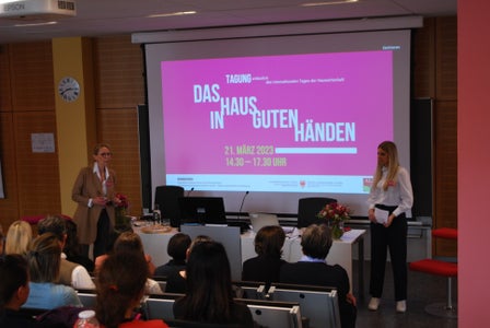 Das Haus in guten Händen war das Leitwort der Tagung, zu der die Fachschule für Hauswirtschaft und Ernährung Haslach anlässlich des Internationalen Tages der Hauswirtschaft 2023 geladen hat. (Foto: LPA/FS Haslach)
