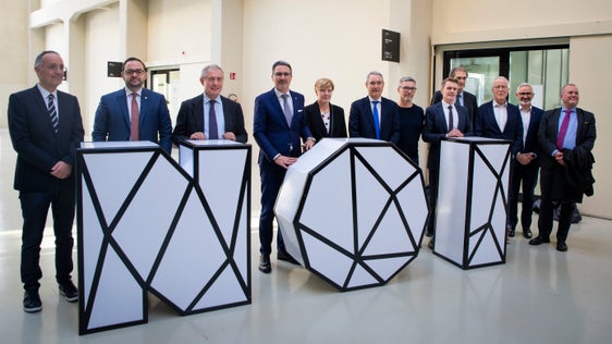 Der NOI Techpark habe Vorbildcharakter, hielt Minister Urso (3.v.l.) bei seinem heutigen Besuch fest. (Foto: LPA/Fabio Brucculeri)