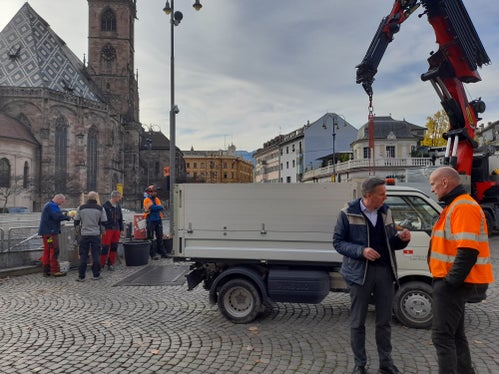 Fachsimpeln über Bäume: Forstwirtschaftslandesrat Luis Walcher (Zweiter von rechts) im Gespräch mit Toni Kerschbaumer von der Stadtgärtnerei, der heute auf seinen 32. Christbaum gewartet hat, um ihn fachgerecht zu verankern. (Foto: LPA/Maja Clara)