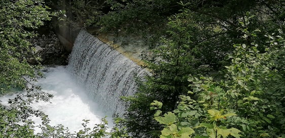 Prima: la briglia di consildamento esistente costituiva un ostacolo insormontabile per i pesci e interrompeva la continuità ecologica del Rio di Fleres. (Foto: USP/Ufficio Sistemazione bacini montani Nord presso l’Agenzia per la Protezione civile)