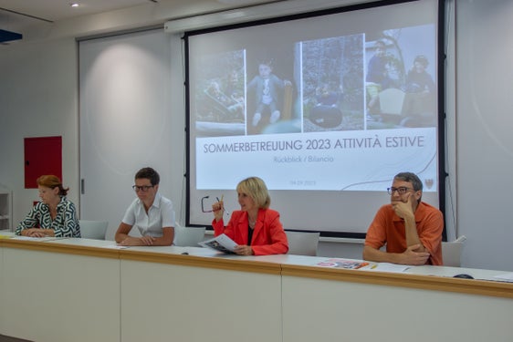 Da sinistra: Ursula Steinkasserer Goldwurm, Carmen Plaseller, l'assessora Waltraud Deeg e Mauro Cereghini. (Foto: ASP/Greta Stuefer)