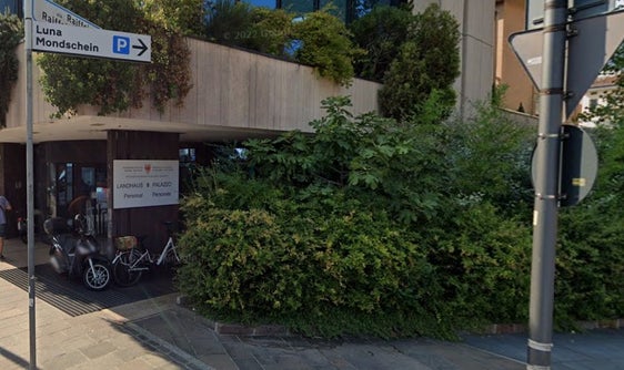 L'Ufficio assunzioni personale ha sede nel Palazzo provinciale 8 di via Renon 13, a Bolzano (Foto: ASP/Google Street View)