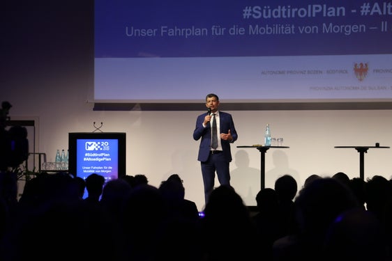 "La mobilità in Alto Adige è destinata a cambiare e tutti hanno un ruolo centrale in questo senso", ha sottolineato l'assessore provinciale Alfreider alla presentazione dell'#AltoAdigePlan per la mobilità di domani. (Foto: ASP/Ingo Dejaco)