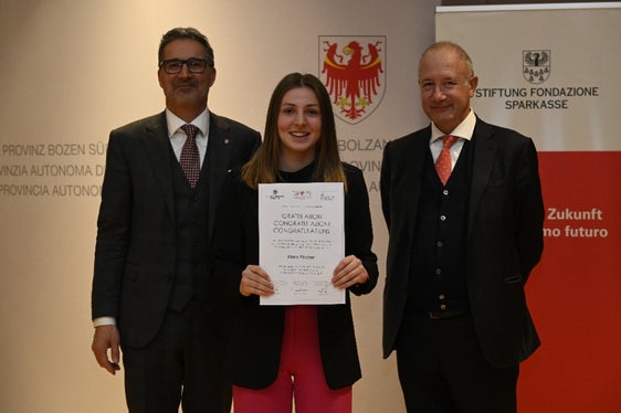 Il presidente Arno Kompatscher e il presidente della Fondazione Stefan Pan si congratulano con la bolzanina Klara Pircher, premiata durante la cerimonia. (Foto: Hannes Ochsenreiter)
