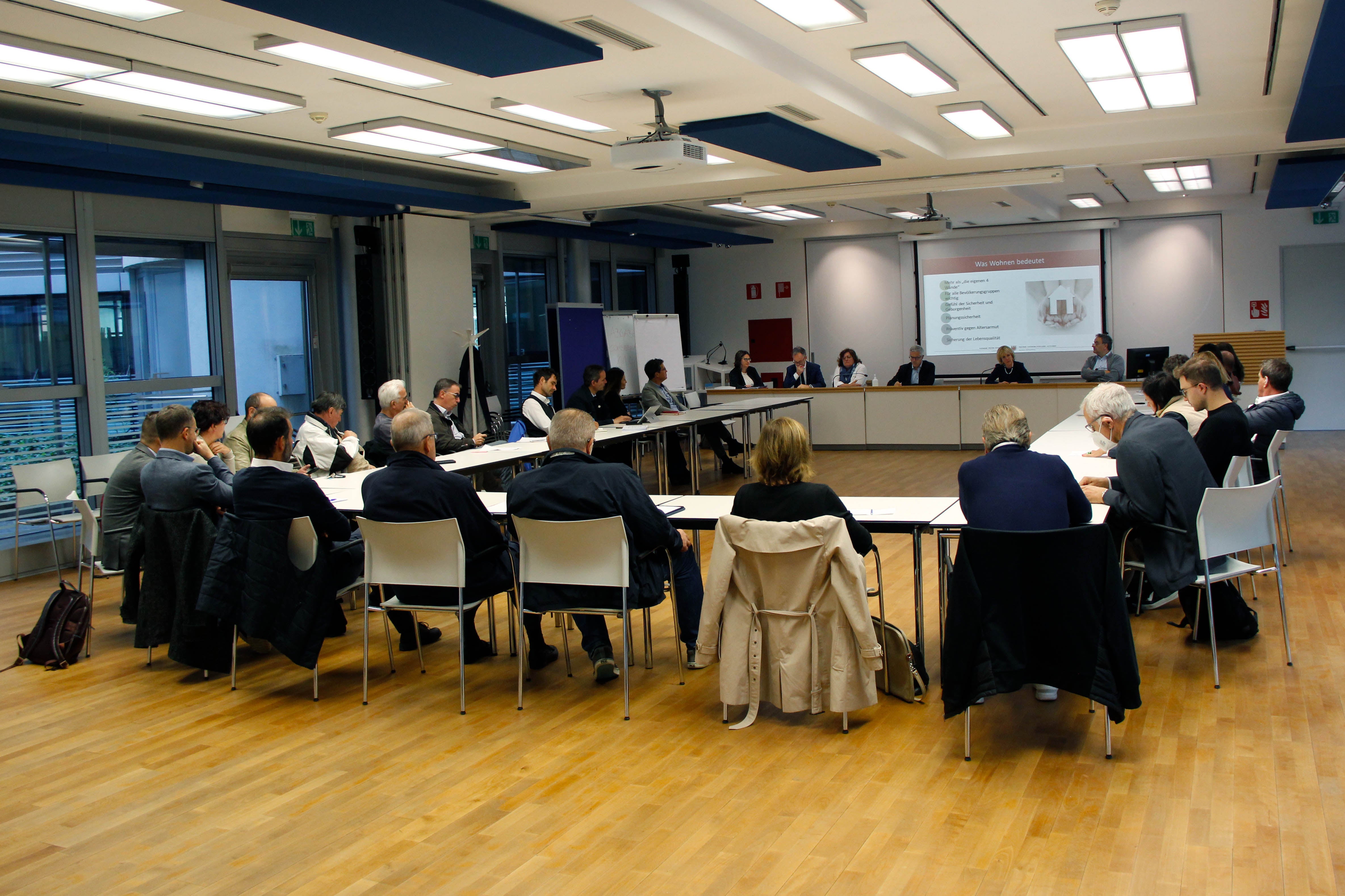 Die Vertreterinnen und Vertreter der Sozialpartner können ihre Rückmeldungen zu den Durchführungsverordnungen im Rahmen einer Anhörung einbringen. (Foto: LPA/Greta Stuefer)