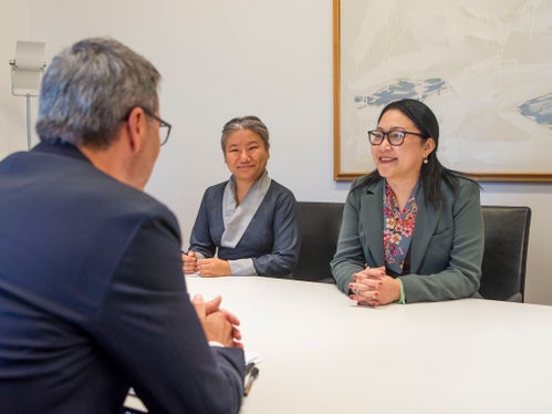 Il colloquio tra Arno Kompatscher, Kalon Norzin Dolma (a destra) e Thinlay Chukki (a sinistra) (Foto: ASP/Fabio Brucculeri)