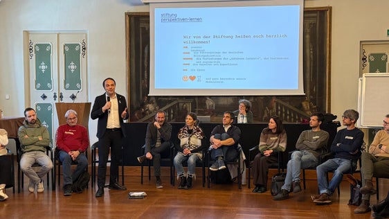 Landesrat Philipp Achammer betonte in seiner Einführung die Bedeutung dieser Lernorte: Schulen leisten hervorragende Arbeit. Außerschulische Lernorte sind eine wertvolle Ergänzung, die Kindern und Jugendlichen durch besondere Orte, Naturerfahrungen und gemeinschaftliche Aktivitäten neue Möglichkeiten eröffnen. (Foto: LPA)