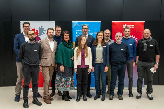 Gruppenfoto der Steuerungs- und Projektgruppe beim Digiway-Tag mit (von links): Matthias Fink (Euregio), Francesco Parente (Land Trentino), Filipp Frei (NOI Techpark), Stefan Graziadei (Euregio), Renate Marmsoler (Land Südtirol), Arezia Ronchini (Land Trentino), Euregio-Präsident und Südtirols Landeshauptmann Arno Kompatscher, Lucia Felbauer (Land Tirol), Sebastian Mayrgündter (NOI Techpark), Gian Marco Richiardone und Alessio Bertò (beide Land Trentino), Christoph Kovacs (Land Tirol). (Foto: LPA/Daniel von Johnston)