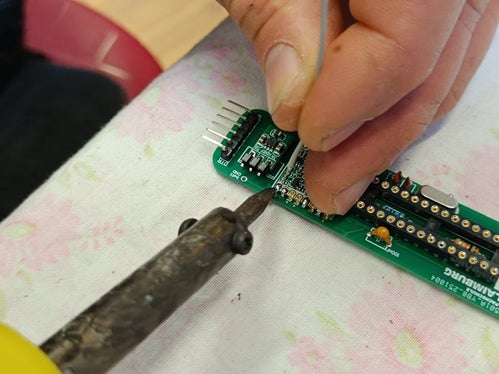 Gli studenti del quarto anno del corso di frutticoltura e viticoltura della Scuola professionale di Laimburg hanno realizzato interamente da soli un sensore antigelo, partendo dalla saldatura dei componenti elettronici fino al montaggio completo. (Foto: USP/Scuola professionale Laimburg)