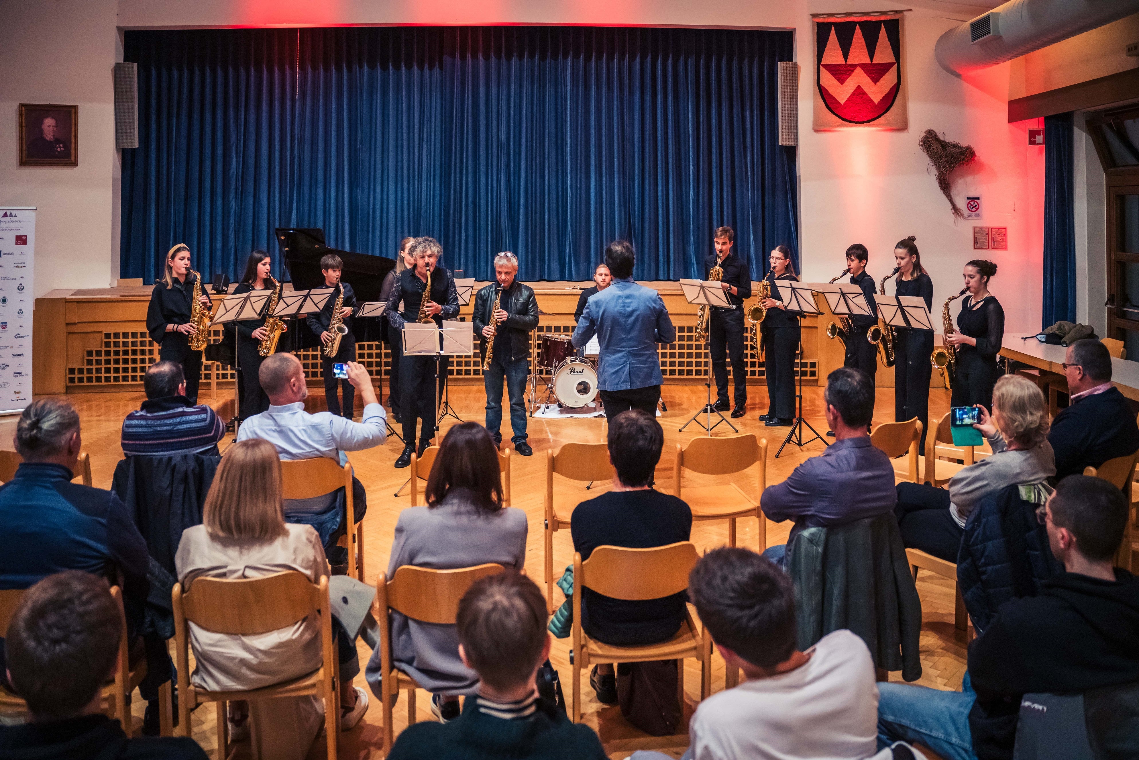 Schülerinnen und Schüler der Musikschulen Unterland und Überetsch/Mittleres Etschtal musizierten gemeinsam mit Solisten beim Saxfest. (Foto: LPA/Landesdirektion deutsche und ladinische Musikschule/Matteo Beberi)