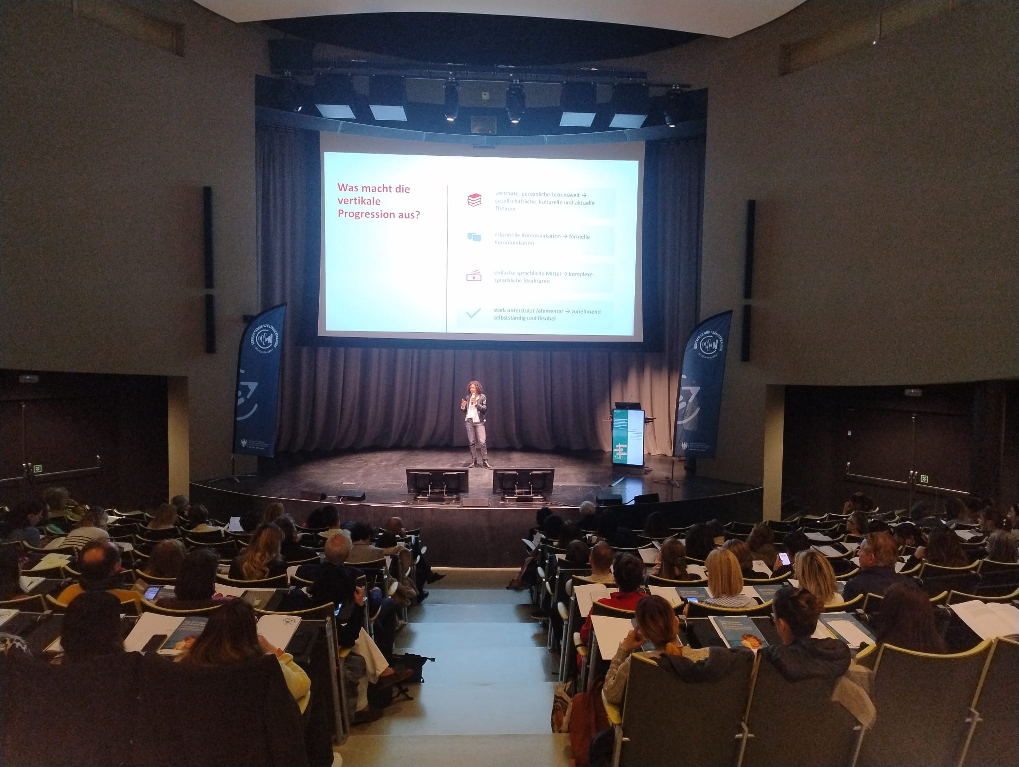 Tanti docenti della scuola italiana hanno presenziato all'Eurac Research alla giornata di formazione dedicata all’attuazione delle nuove Indicazioni provinciali per l’insegnamento del tedesco L2, dell’inglese e delle altre lingue straniere: un’occasione di aggiornamento e confronto sulle prospettive didattiche legate al plurilinguismo e alla mediazione linguistica. (Foto: USP)