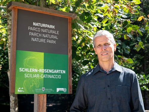 Anstelle von bisher 22 saisonalen Stellen werden sieben Ganzjahresstellen für Naturpark Ranger geschaffen, erklärt Leo Hilpold, Direktor des Landesamtes für Natur: Damit möchten wir den wachsenden Anforderungen an Umweltbildung und Schutzgebietsmanagement gerecht werden. (Foto: LPA/Fabio Brucculeri)