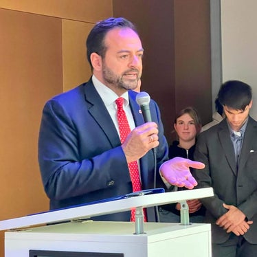 “L’attenzione alle fasce più bisognose di cure, la capacità di permettere una reale inclusione, la sensibilità verso anziani e più piccoli, sono gli elementi che distinguono la nostra società e le permettono di progredire verso una realtà dove ognuno sia veramente valorizzato e incluso. In questo senso il lavoro dei nuovi diplomati sarà strategico, ha sottolineato il vicepresidente Galateo. (Foto: USP/Levinas)