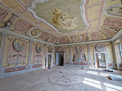 Im prachtvollen Hauptsaal werden noch letzte Arbeiten vorgenommen, bevor die Räumlichkeiten im Juni von der Musikschule Vivaldi mit Leben gefüllt werden. (Foto: Gemeinde Meran/Stefano Bolognesi)