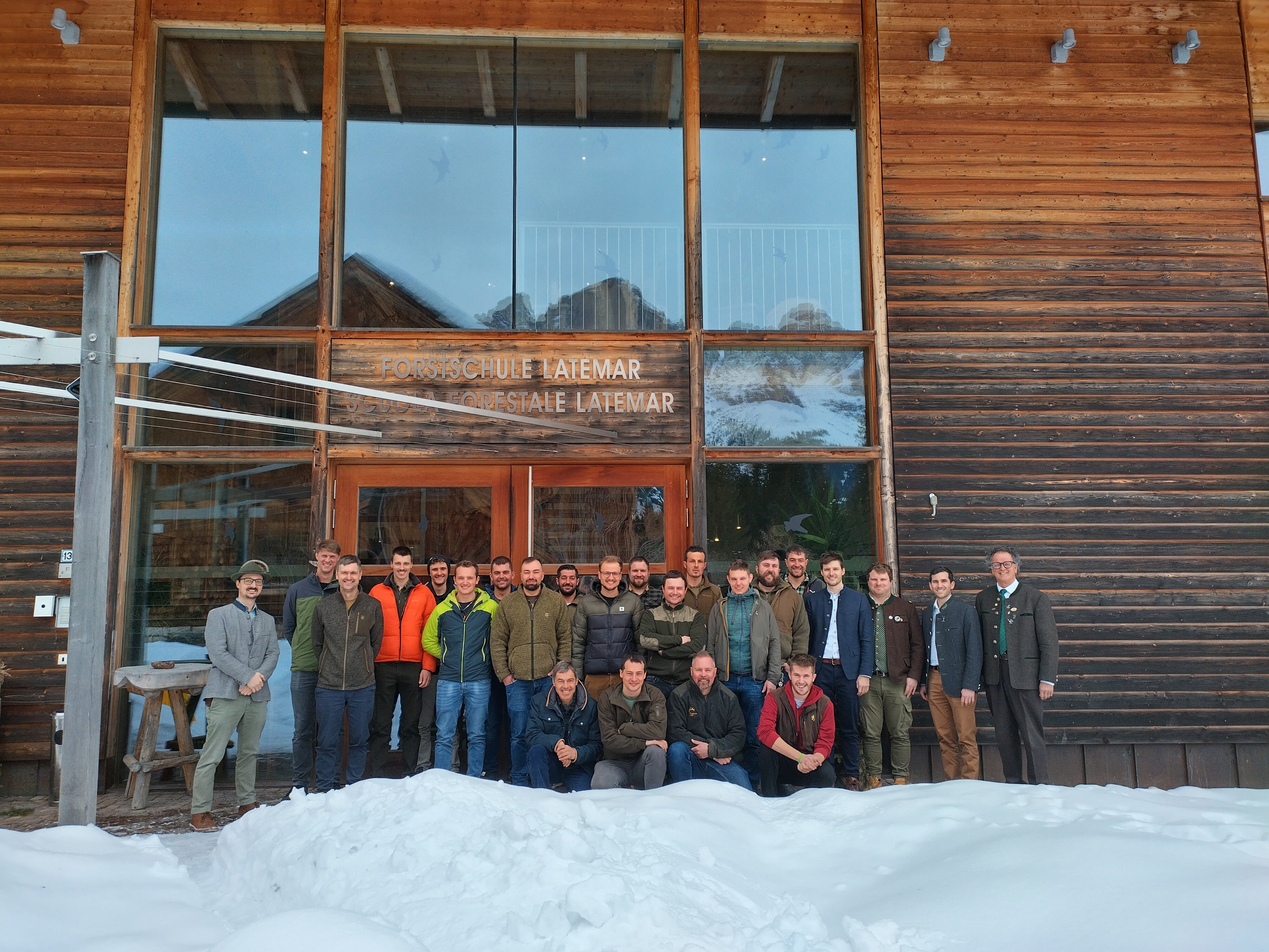 Der elfte Jagdaufseherlehrgang hat begonnen: im Bild ganz links der Koordinator der Forstschule Latemar Florian Reichegger mit den Teilnehmern und (von rechts) Landesjägermeister Günther Rabensteiner, Geschäftsführer des Jagdverbandes Benedikt Terzer, Präsident der Südtiroler Jagdaufsehervereinigung Moritz Piffrader, Dominik Trenkwalder vom Landesamt für Wildtiermanagement in der Landesabteilung Forstdienst. (Foto: LPA/Forstschule Latemar)