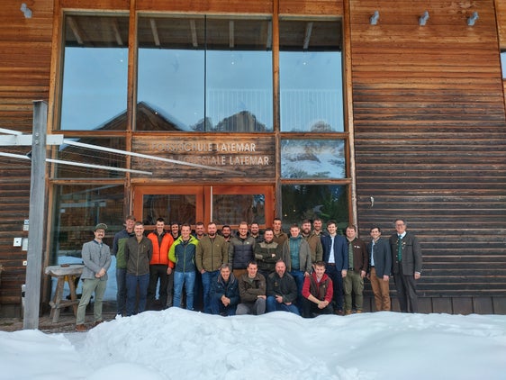 Der elfte Jagdaufseherlehrgang hat begonnen: im Bild ganz links der Koordinator der Forstschule Latemar Florian Reichegger mit den Teilnehmern und (von rechts) Landesjägermeister Günther Rabensteiner, Geschäftsführer des Jagdverbandes Benedikt Terzer, Präsident der Südtiroler Jagdaufsehervereinigung Moritz Piffrader, Dominik Trenkwalder vom Landesamt für Wildtiermanagement in der Landesabteilung Forstdienst. (Foto: LPA/Forstschule Latemar)