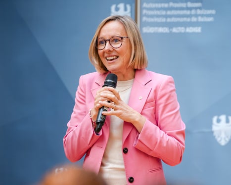 Zusatzvorsorge ist heute wichtiger denn je, daher lade ich alle Bediensteten ein, sich zu informieren und an die eigene Rentenvorsorge zu denken, unterstreicht Personal- und Arbeitslandesrätin Magdalena Amhof. (Foto: LPA/Bernhard Aichner)