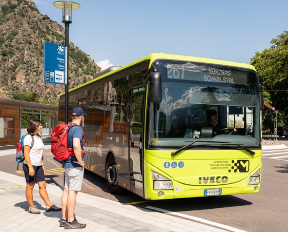 Mehr Sicherheit und Komfort für die Fahrgäste sollen die Bushaltestellen künftig bieten. Das Land unterstützt die Gemeinden beim Bau neuer Bushaltestellen finanziell. (Foto: IDM/Manuela Tessaro)