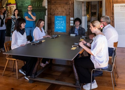 30 Personen sahen die musikalische Performance mit (im Bild: Susanne Bacher, Angelika Luz, Leander Schwazer, Johanna Walter und Fabian Frei) und besuchten die Führungen durch die Euregio-Museumsjahr-Sonderausstellung im Stadt- und Multschermuseum Sterzing. (Foto: Peter Enrich)
