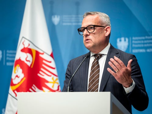 Desidero ringraziare il sindaco e l'Amministrazione comunale di Bolzano per l'ottima collaborazione dimostrata in questi mesi: il lavoro svolto insieme conferma come la cooperazione tra istituzioni permetta di realizzare interventi concreti a beneficio del patrimonio pubblico, del decoro urbano e della qualità degli spazi vissuti quotidianamente dai cittadini”, ha commentato l'assessore provinciale Christian Bianchi. (Foto: USP/Fabio Brucculeri)