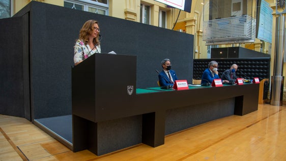 Die heutige Verleihungsfeier mit v. l. Abteilungsdirektorin und Vize-Generalsekretärin Marion Markart, Landeshauptmann Arno Kompatscher, Gemeindenpräsident Andreas Schatzer und der Präsident der Gemeindesekretäre, Karl Elsler (Foto: LPA/Fabio Brucculeri)