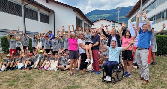 Vertretende der Euregio und der Sportämter haben heute den jugendlichen Teilnehmenden des Sportcamps in Mals einen Besuch abgestattet. (Foto: Euregio/Armin Gluderer)