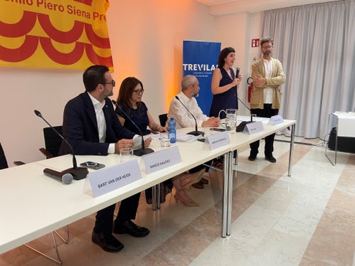 In archivio la terza edizione del Premio Piero Siena. Nella foto (da destra) il vincitore Stefano Bernardi, Federica Lamedica, storica dell’arte e curatrice della mostra e membro della giuria, Denis Isaia curatore del progetto Premio Piero Siena 2026, la direttrice dell'Ufficio Cultura Marisa Giurdanella e il vicepresidente e assessore provinciale alla Cultura italiana Marco Galateo. (Foto: GNews)