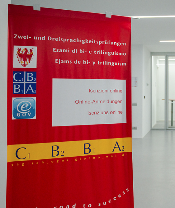 La recente “Settimana degli esami di bilinguismo”, promossa dal Servizio esami di bi- e trilinguismo in collaborazione con le tre intendenze scolastiche ha confermato il crescente interesse delle scuole secondarie di secondo grado verso queste importanti opportunità formative. Anche gli istituti delle località ladine hanno partecipato attivamente all’iniziativa. (Foto: USP/Servizio esami di bi- e trilinguismo)
