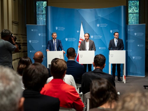 Die Bildungslandesräte (von links) Daniel Alfreider, Philipp Achammer und Marco Galateo bei der Pressekonferenz zu den Südtiroler Ergebnissen der OECD-PISA-Studie. (Foto: LPAFabio Brucculeri)