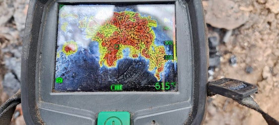 Una tecnologica telecamera viene utilizzata per individuare i focolai nella zona boschiva. (Foto: USP/Unione Provinciale dei Corpi dei Vigili del Fuoco Volontari)