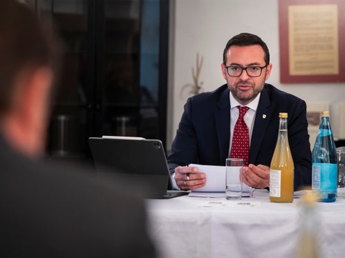 “Ho voluto ascoltare le esigenze degli amministratori locali, rassicurando i Comuni che si lavorerà in sinergia per individuare quali siti per la lavorazione della ghiaia zone che impattino il meno possibile sulla qualità della vita dei cittadini”, sottolinea Galateo. (Foto: USP/Fabio Brucculeri)
