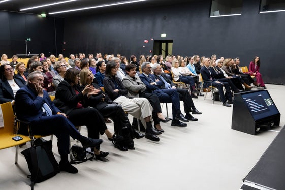 Neben den zahlreichen Verwaltungsrätinnen und den Absolventinnen des heurigen Lehrgangs für angehende Verwaltungsrätinnen nahmen auch Landeshauptmann Arno Kompatscher und Handelskammer-Präsident Michl Ebner (vordere Reihe) nahmen an der Netzwerkveranstaltung teil. (Foto: Imprexa/Alan Bianchi)