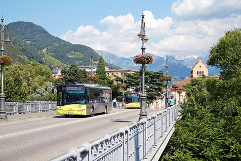 La Provincia autonoma di Bolzano, insieme ad altoadigemobilità, invita cittadini e cittadine a consultare le bozze aggiornate degli orari degli autobus urbani e regionali, dei servizi Nightliner e degli impianti a fune, e ad inviare osservazioni e suggerimenti. (Foto: USP/STA)