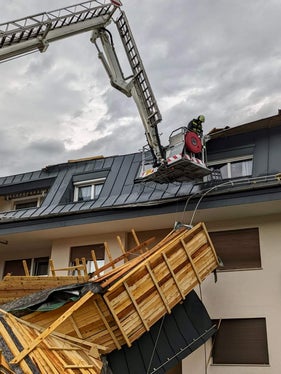 1400 bis 1500 Freiwillige Feuerwehrleute sind auch heute noch mit den Aufräumarbeiten nach dem Unwetter vom Dienstag Abend  beschäftigt. (Foto: Freiwillige Feuerwehr Bruneck)