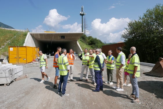 Die Umfahrung Vahrn ist bald fertig gebaut: Landesrat Daniel Alfreider (5. von rechts) zeigte sich beim Lokalaugenschein auf der Baustelle für die Umfahrung Vahrn mit Vertretern der Techniker, Planer und Gemeinden Vahrn und Brixen mit dem Baufortschritt zufrieden. (Foto: LPA/Ingo Dejaco)
