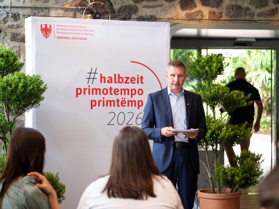 In den vergangenen zweieinhalb Jahren seiner Amtszeit hat Tourismuslandesrat Walcher bereits wesentliche Weichen gestellt: Die Förderung der Tourismusorganisationen wurde neu ausgerichtet, wodurch tourismusschwache Gebiete und Fusionen stärker unterstützt werden. (Foto: LPA/Fabio Brucculeri)