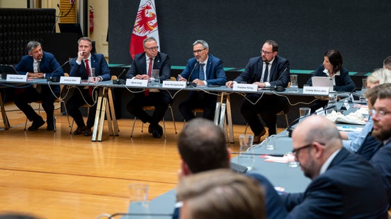 In primo piano (da sinistra) il vicepresidente della Provincia di Bolzano Daniel Alfreider, il capogruppo della delegazione della CDU nella Dieta della Turingia Andreas Bühl, il ministro presidente del Land Mario Voigt, il presidente della Provincia autonoma di Bolzano Arno Kompatscher, il presidente del Landtag della Turingia Thadäus König e la ministra agli Affari economici, all'Agricoltura e alle Aree rurali della Turingia Colette Boos-John. (Foto: USP/Fabio Brucculeri)