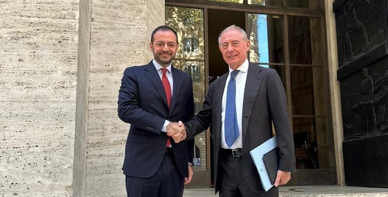Stretta di mano al termine del tavolo di lavoro a Roma. Nella foto (a sinistra) il vicepresidente Marco Galateo e il ministro Adolfo Urso (Foto: USP)