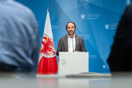 Gute Argumente zählen mehr als Lautstärke, sagt Landesrat Philipp Achammer. (Foto: LPA/Greta Stuefer) 