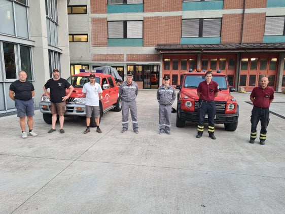 Ein Teil des letzten Turnusses des Hilfseinsatzes auf Sizilien kehrte gestern Abend nach Bozen zurück und wurde von Bezirksinspektor Oswald Stanger (4.v.li.) und Abschnittsinspektor Konrad Kofler (5.v.li.) in Empfang genommen: (von links:) Fabrizio Vanzo (FF St. Jakob/Grutzen), Anton Amplatz und Markus Lantschner (FF Steinegg); (von rechts:) Martin Gasser und Felix Reggiani (BF Bozen). (Foto: Agentur für Bevölkerungsschutz/Berufsfeuerwehr)