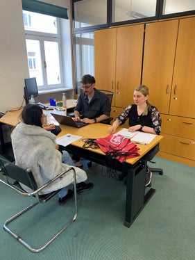 Un colloquio di lavoro durante il recruiting day per la catena alimentare Aspiag, organizzato dal Centro di mediazione lavoro di Merano. (Foto: USP/CML Merano)