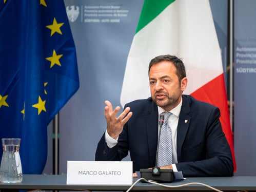 Landesrat Marco Galateo betont, dass mit den zusätzlichen Geldmitteln wichtige Investitionen in die Bereiche italienische Bildung und Kultur sowie in die Wirtschaftsentwicklung getätigt werden können. (Foto: LPA/Fabio Brucculeri)