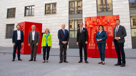 Als langjähriger Rai-Koordinator hat sich Markus Perwanger (Bildmitte) heute bei der Landesregierung verabschiedet. Im Bild auch (v.l.) Landesrat Philipp Achammer, Landesrat Arnold Schuler und Landeshauptmann-Stellvertreterin Waltraud Deeg sowie (v.r.) Landeshauptmann-Stellvertreter Daniel Alfreider, Landesrätin Maria Hochgruber Kuenzer und Landeshauptmann Arno Kompatscher. (Foto: LPA/Fabio Brucculeri)