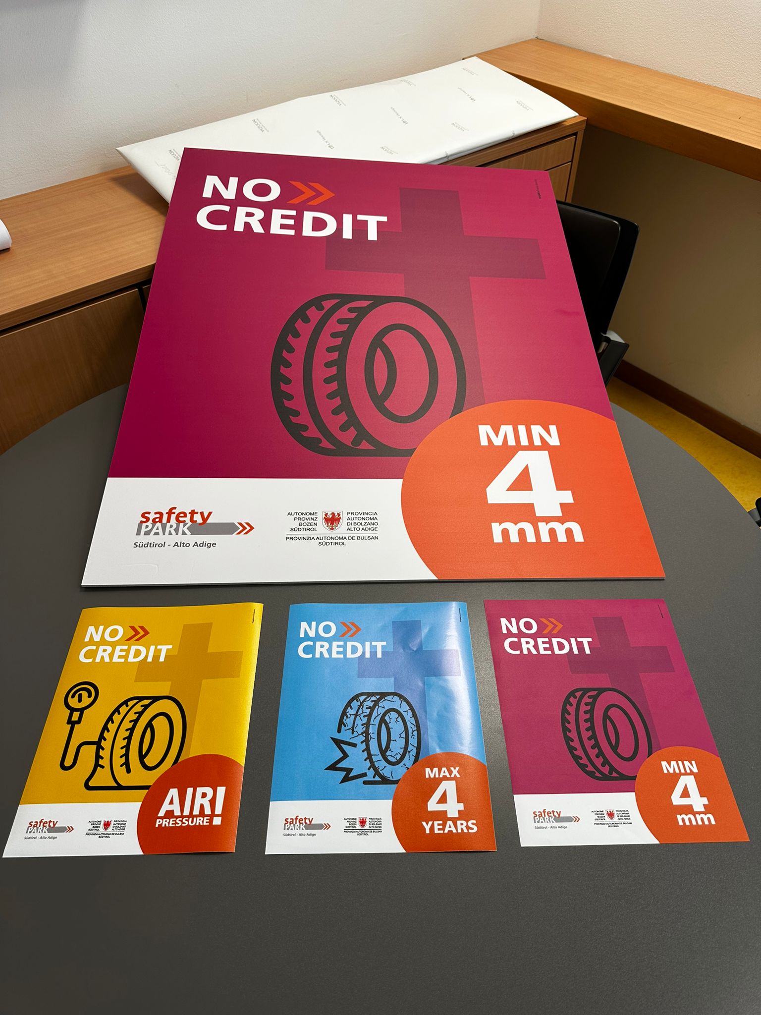 I primi poster della campagna “No Credit” di quest'anno saranno affissi nei prossimi giorni dal Servizio strade della Provincia lungo i tratti stradali più trafficati. (Foto: Dipartimento Infrastrutture e Mobilità)